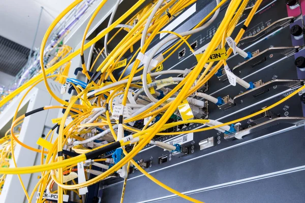 네트워크 스위치로 노란색 광섬유 케이블 — 스톡 사진