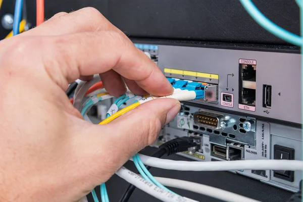 Mano Del Técnico Informático Que Conecta Cable Fibra Óptica Interruptor — Foto de Stock