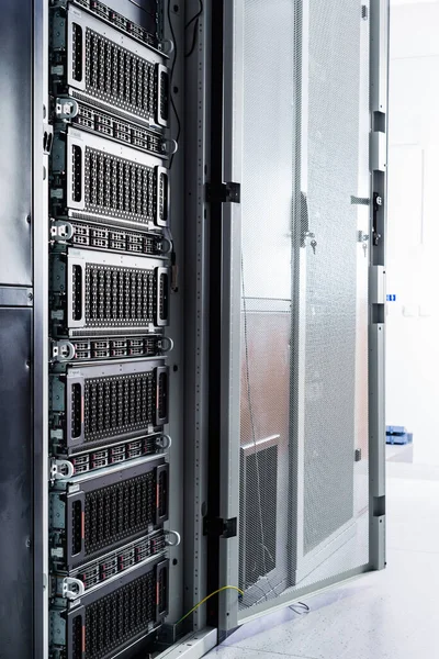 Uma Linha Racks Com Hardware Armazenamento Dados Dentro Sala Servidor — Fotografia de Stock