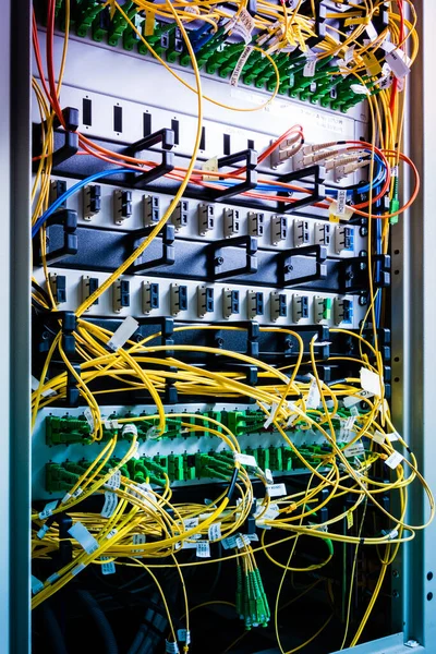 Servidor Dentro Data Center Com Cabos Ethernet Conectados Interruptor Dados — Fotografia de Stock