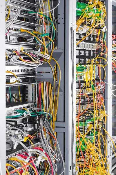 Bastidor Del Servidor Con Cables Fibra Óptica Conectados Los Puertos — Foto de Stock