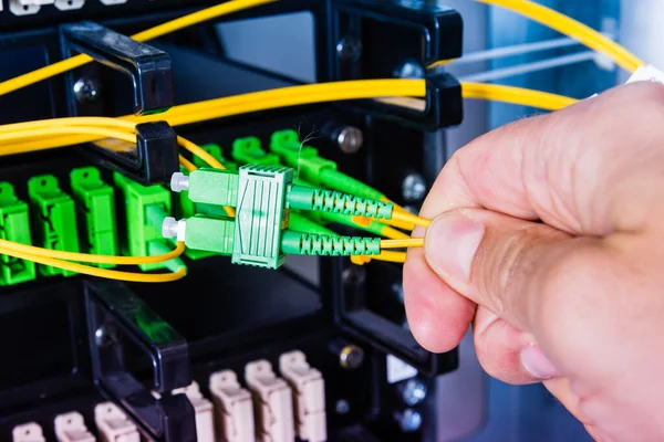 Hand Van Computer Technicus Aansluiten Glasvezel Kabel Data Switch — Stockfoto