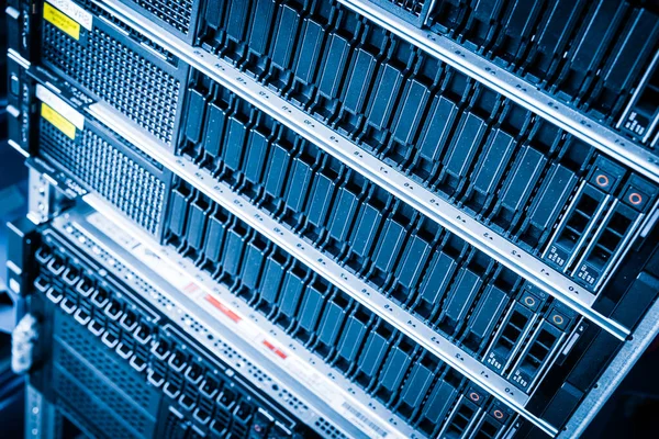 Rij Harde Schijven Die Worden Gebruikt Voor Gegevensopslag Internetdatacenters — Stockfoto