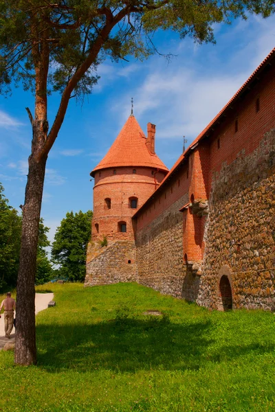 Castillo en el lago Galve en Trakai, Lituania — Foto de Stock