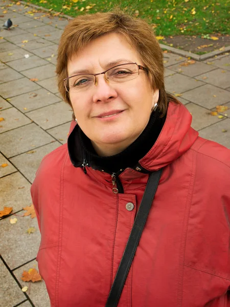 Retrato de una mujer de mediana edad — Foto de Stock