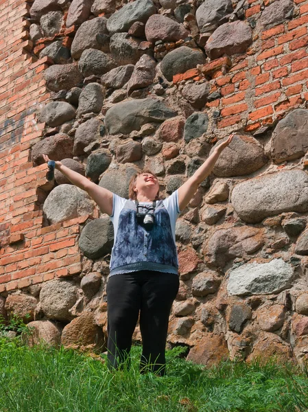 Avslappnad glad mogen kvinna utomhus vägg — Stockfoto