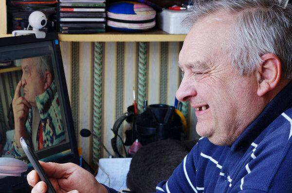 Пожилой человек и телефон
