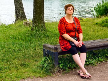 Orta yaşlı kadın rahatlatıcı ve göl