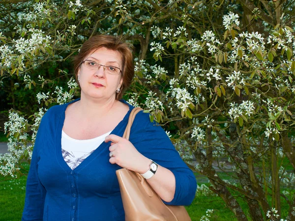 Frau mittleren Alters im Park — Stockfoto