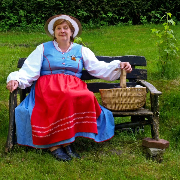 Frau mittleren Alters im ostpreußischen Anzug — Stockfoto