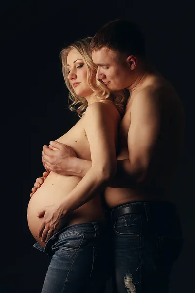 Glad ung gravid kvinna med maken — Stockfoto