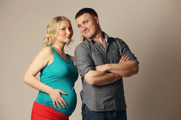 Femme enceinte avec son mari — Photo