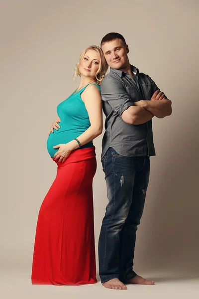 Pregnant woman with her husband — Stock Photo, Image