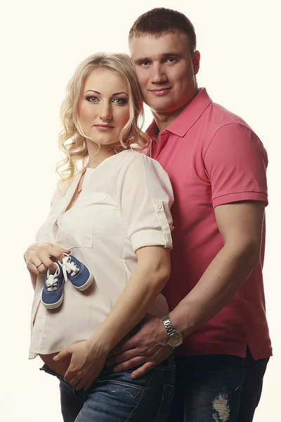 Glad ung gravid kvinna med maken — Stockfoto