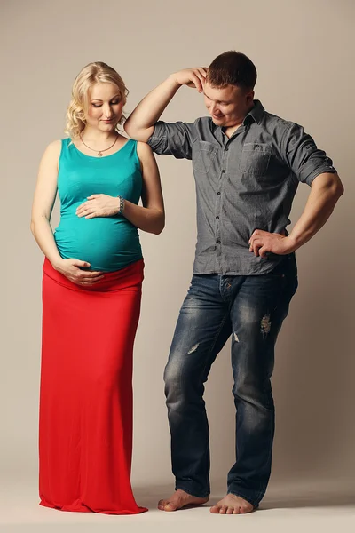 Gravid kvinna med sin man — Stockfoto