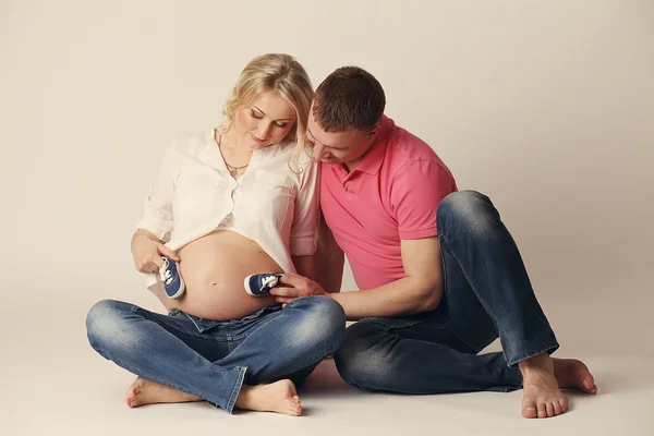 Glad ung gravid kvinna med maken — Stockfoto