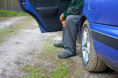 yaşlı adam ve araba