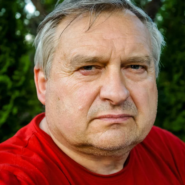 Close Portret Van Een Oude Man Een Rood Shirt — Stockfoto