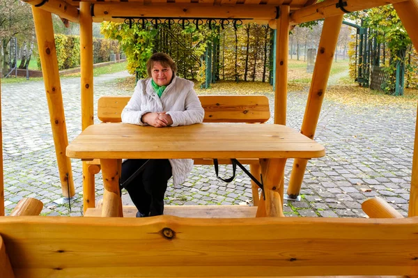 Volwassen Droevige Vrouw Die Het Oude Stadspark Loopt Een Bank — Stockfoto