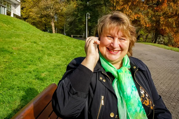 Gammal Fyllig Kvinna Svart Vilar Stadspark Sitter Bänk — Stockfoto