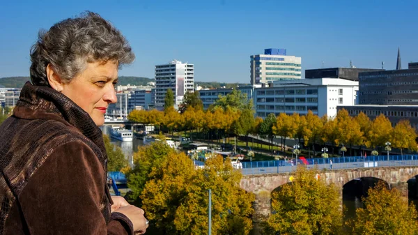 Volwassen Vrouw Loopt Door Straten Van Oude Stad Het Staat — Stockfoto