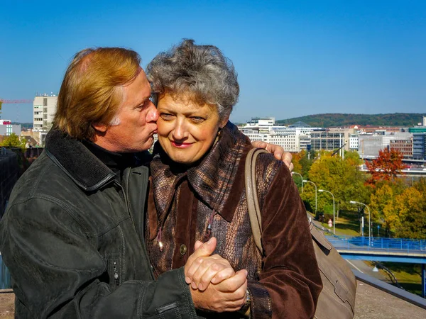 Skupina Veselých Starých Mužů Odpočívá Městském Parku — Stock fotografie