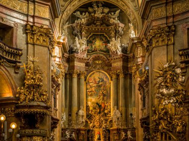 Kilisenin içinde zengin mimari detaylarıyla