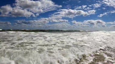 Güzel okyanus dalgaları ve güzel bulutlar.