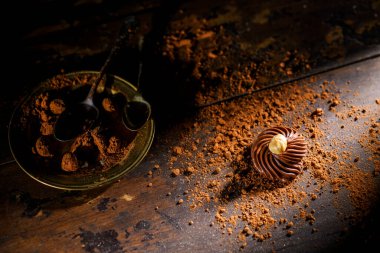 Tahta masanın üzerinde Belçika çikolatası