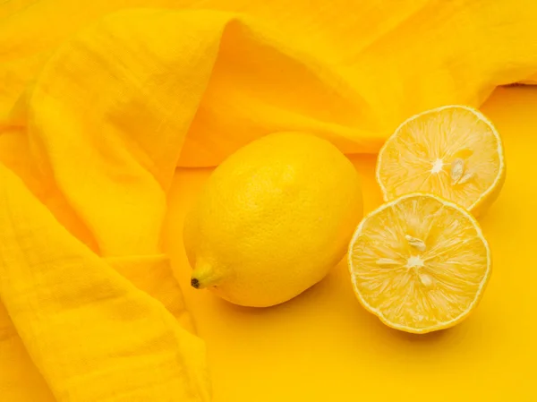 Gelbe Zitronen Auf Gelbem Hintergrund Mit Einem Gelben Textil — Stockfoto