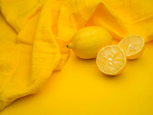 Gelbe Zitronen Auf Gelbem Hintergrund Mit Einem Gelben Textil — Stockfoto