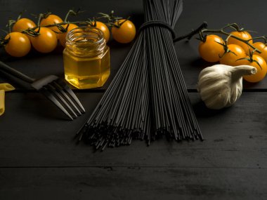 Siyah ahşap zemin üzerine makarna malzemesi.