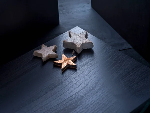 Winterurlaub Hintergrund Mit Sternen Über Schwarzem Holz — Stockfoto