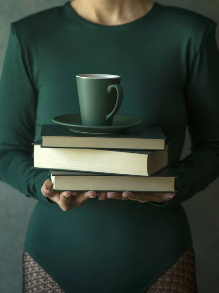 Birkaç Kitap Bir Kahve Fincanı Tutan Eller — Stok fotoğraf