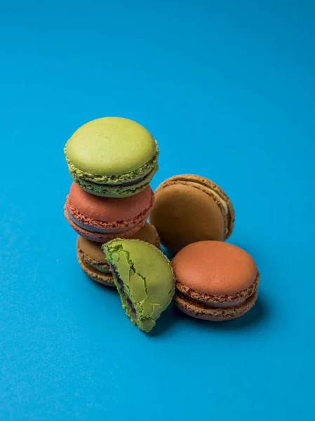 Hausgemachte Macarons Auf Blauem Hintergrund — Stockfoto