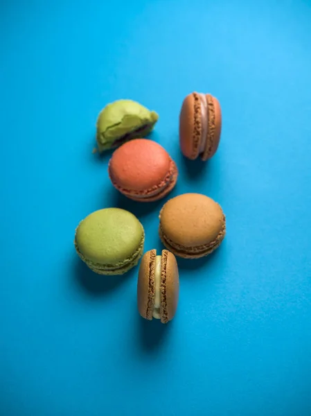 Hausgemachte Macarons Auf Blauem Hintergrund — Stockfoto
