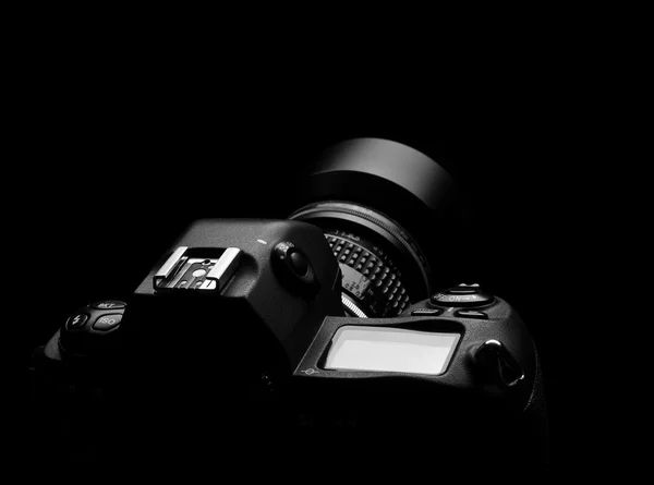 SLR фотокамера на черном пятне — стоковое фото