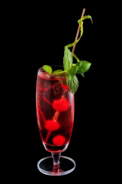 Alcohol bebida roja, cóctel con menta, cereza, negro aislado Fotos de stock libres de derechos