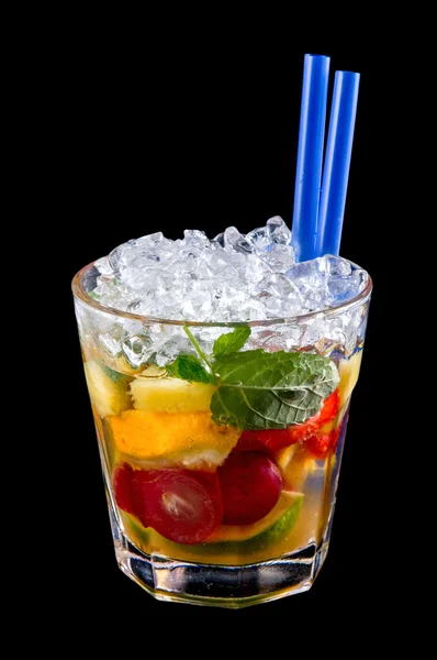Bebida alcohólica, cóctel con frutas, hielo, negro aislado Imagen de stock