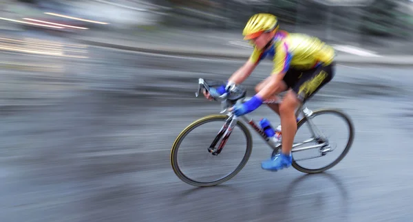 Biciclista veloce in movimento — Foto Stock