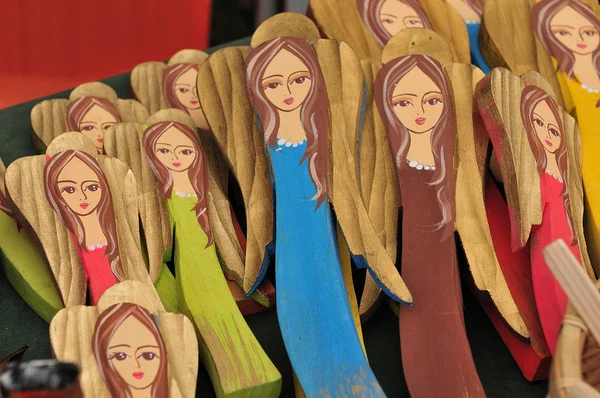 Pequeños ángeles pintados de madera arte artesanal Imagen de archivo