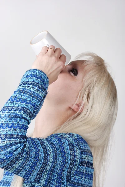 Frau trinkt ein heißes Getränk — Stockfoto