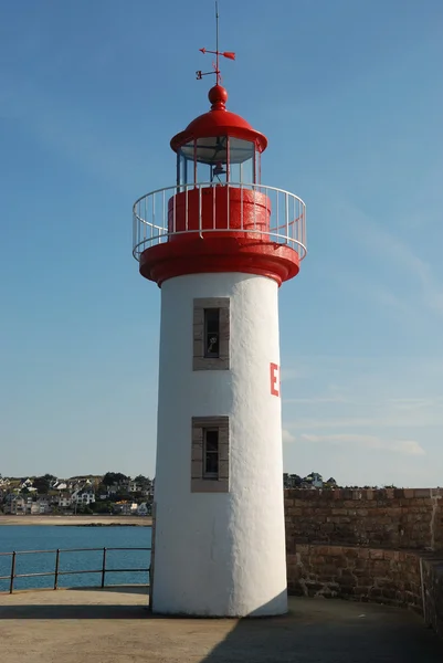 Faro en un cielo azul —  Fotos de Stock