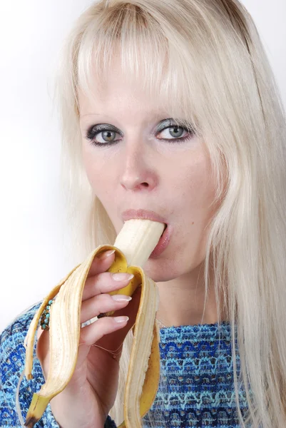 Donna bionda che mangia una banana — Foto Stock