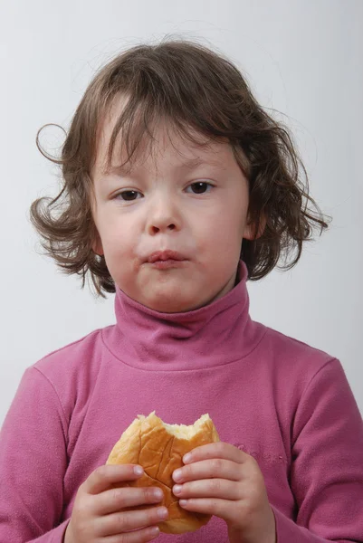 一个吃面包的小女孩 — 图库照片