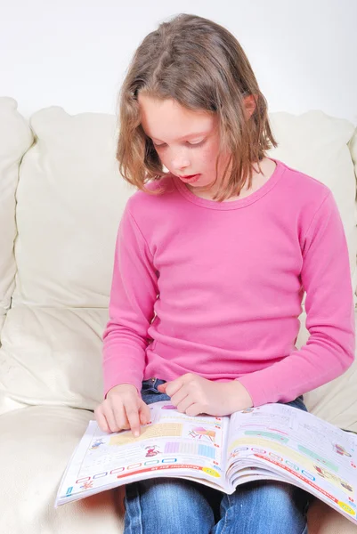 Girl student on the couch with a notebook — Stock Photo, Image