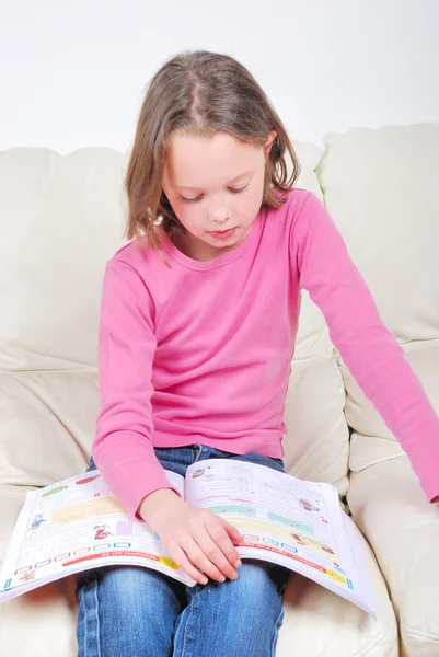 Girl student on the couch with a notebook — Stock Photo, Image