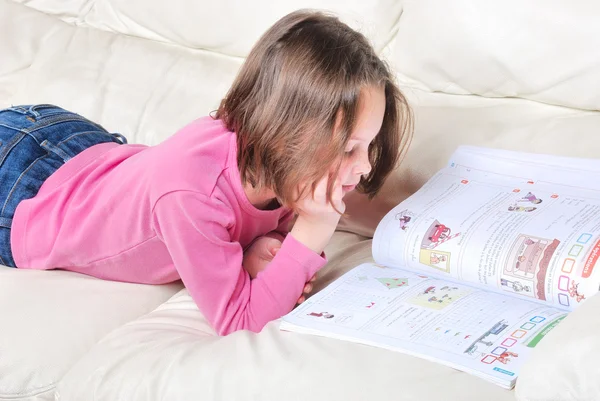 Girl student on the couch with a notebook — Stock Photo, Image