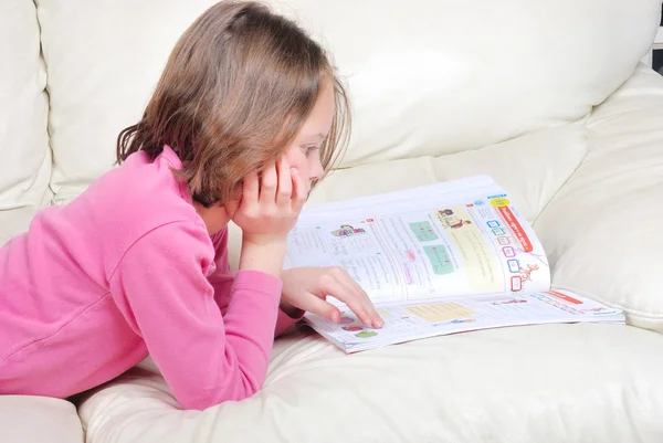 Girl student on the couch with a notebook — Stock Photo, Image