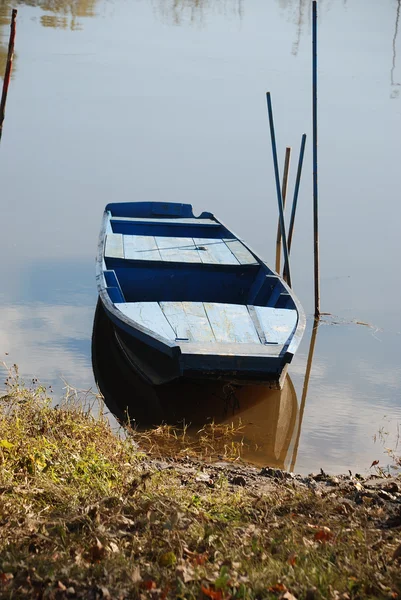 Boot auf einem Fluss — Stockfoto